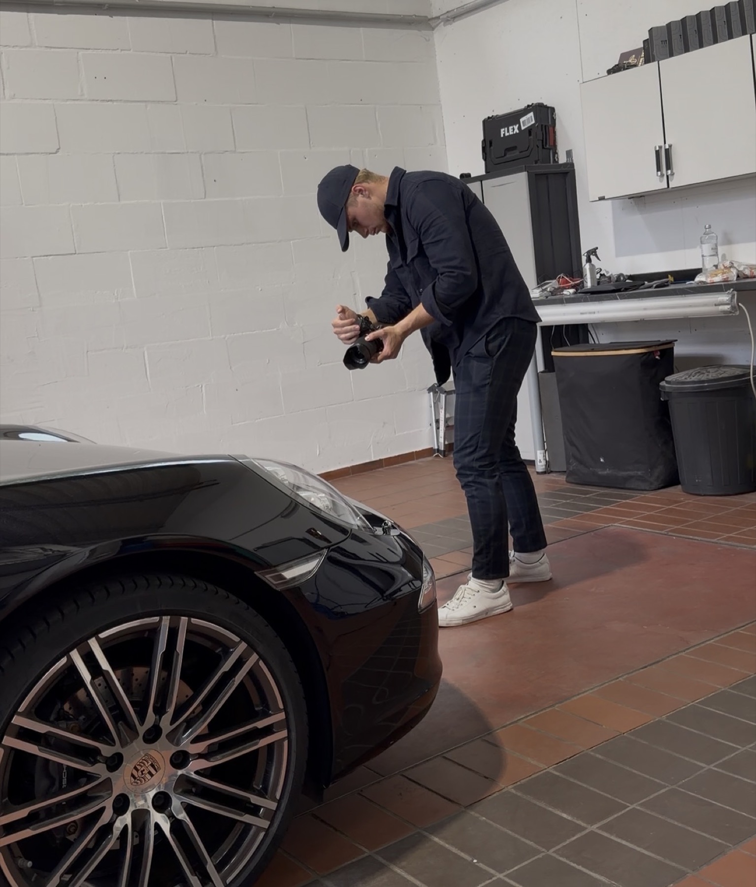Jannik Schmidt bei der Kameraarbeit an einem Fahrzeug