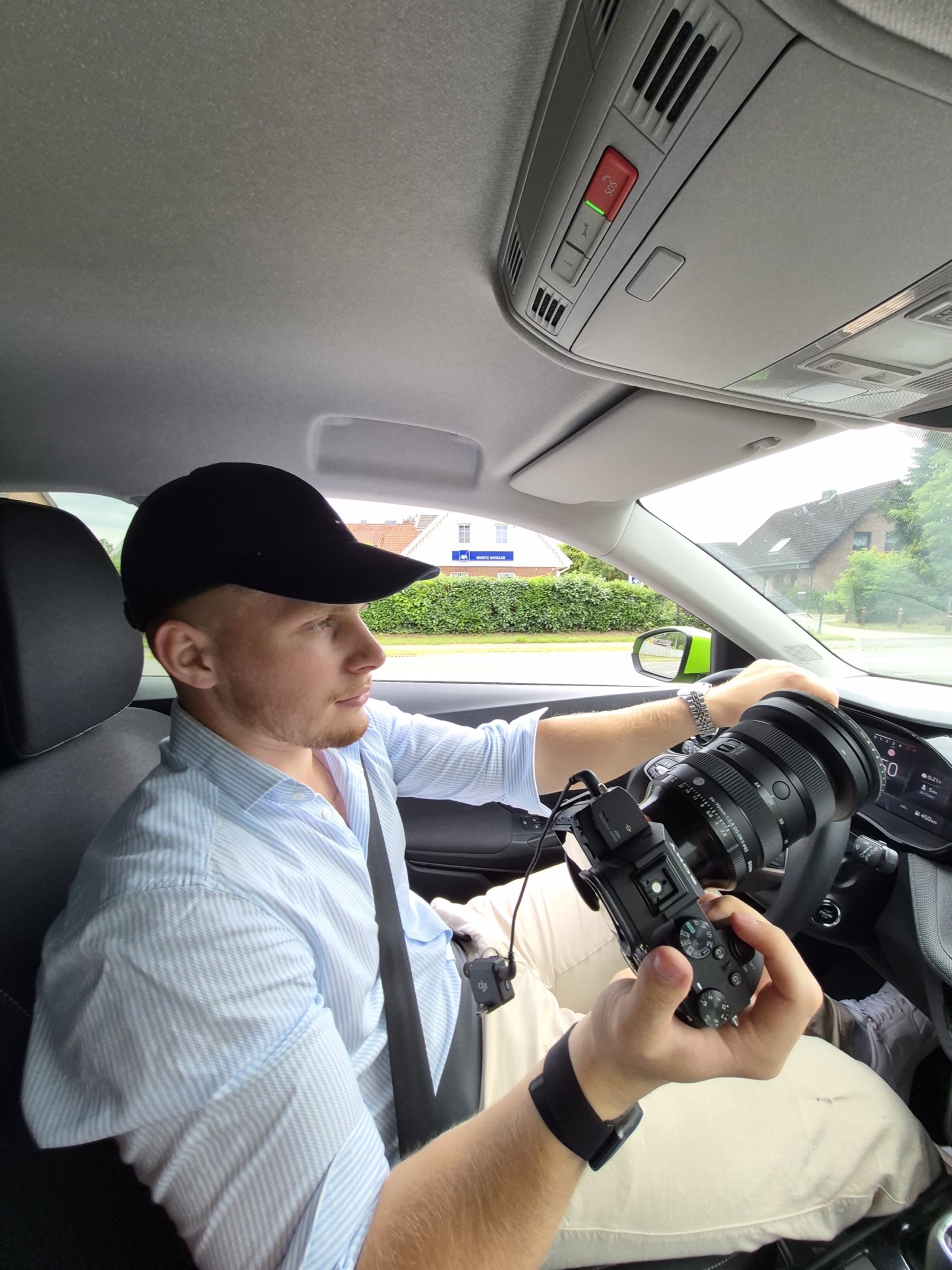 Jannik Schmidt mit Kamera auf dem Weg zum nächsten Dreh