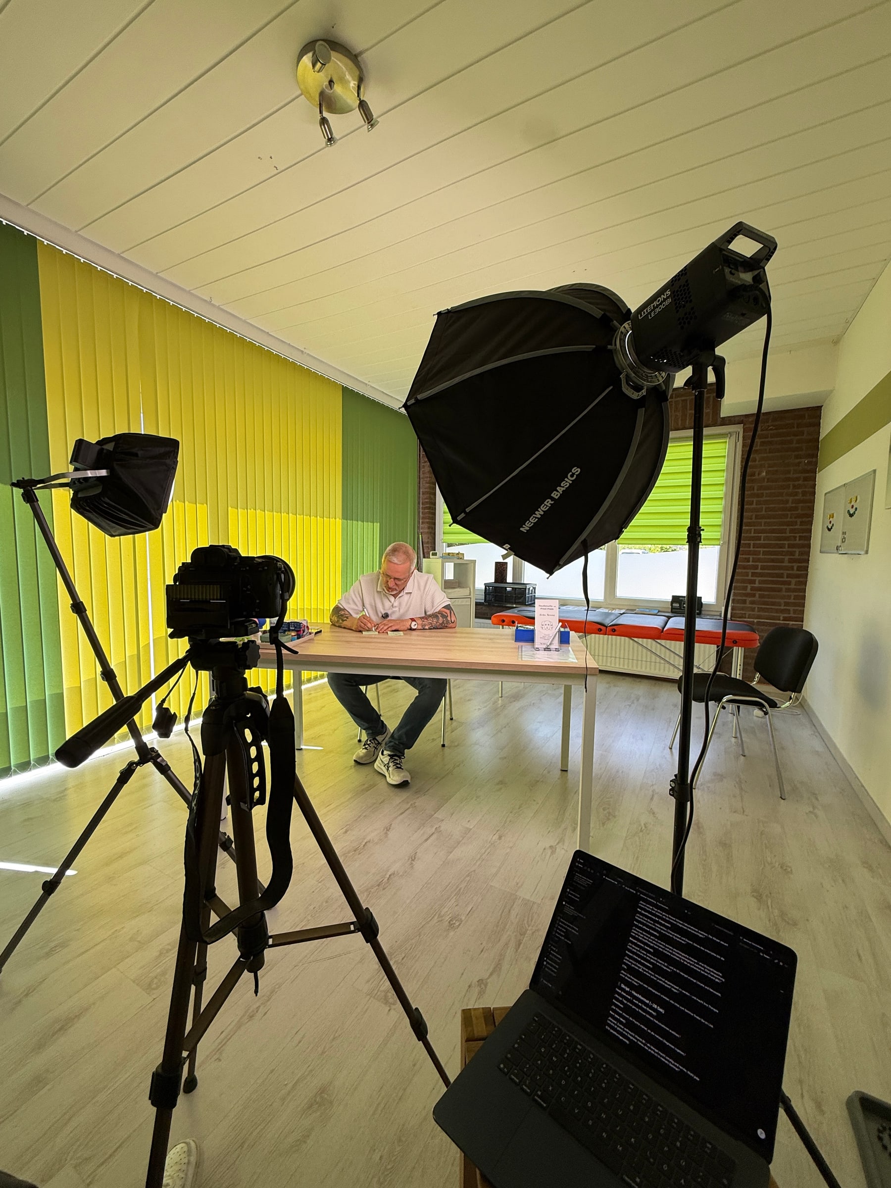 Kamera, Licht und Skript bei einem Videodreh vor Ort