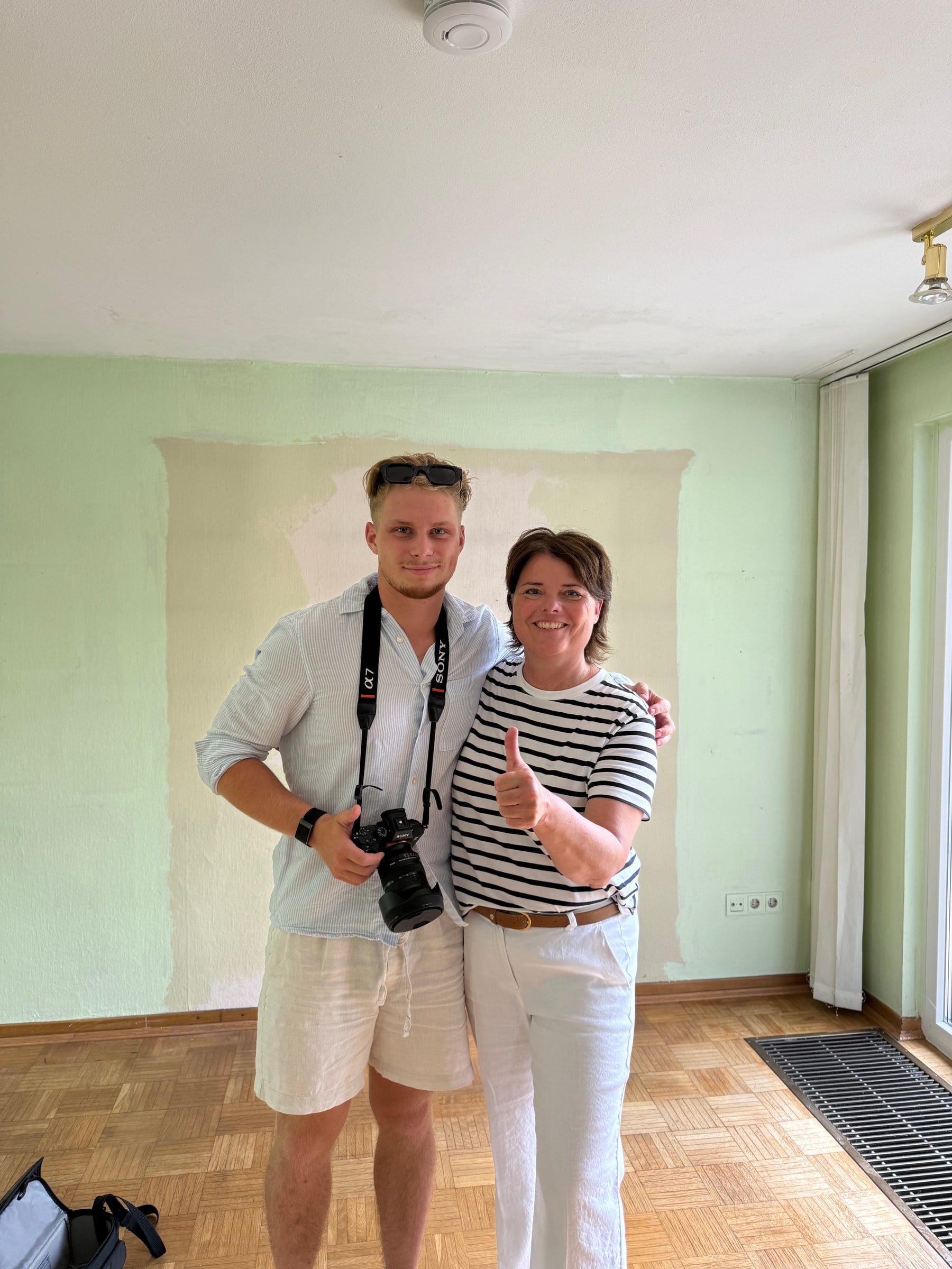 Jannik Schmidt gemeinsam mit einer Kundin nach dem Videodreh